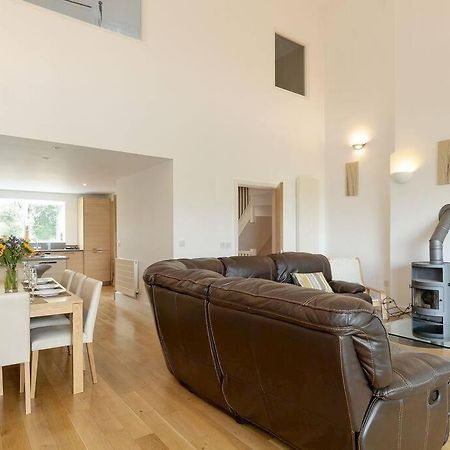 Cotswolds Lake Side Home With Luxury Spa Swallows Nest,Lower Mill Estate, Lakeside Home And Spa With A Harry Potter Cupboard Under The Stairs Somerford Keynes Exteriér fotografie