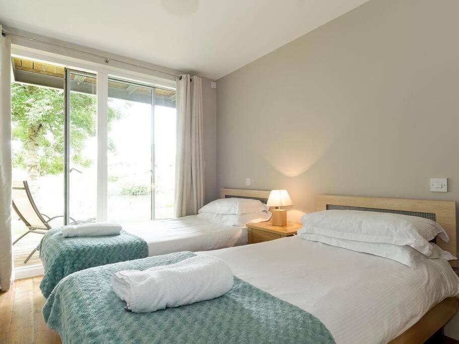 Cotswolds Lake Side Home With Luxury Spa Swallows Nest,Lower Mill Estate, Lakeside Home And Spa With A Harry Potter Cupboard Under The Stairs Somerford Keynes Exteriér fotografie